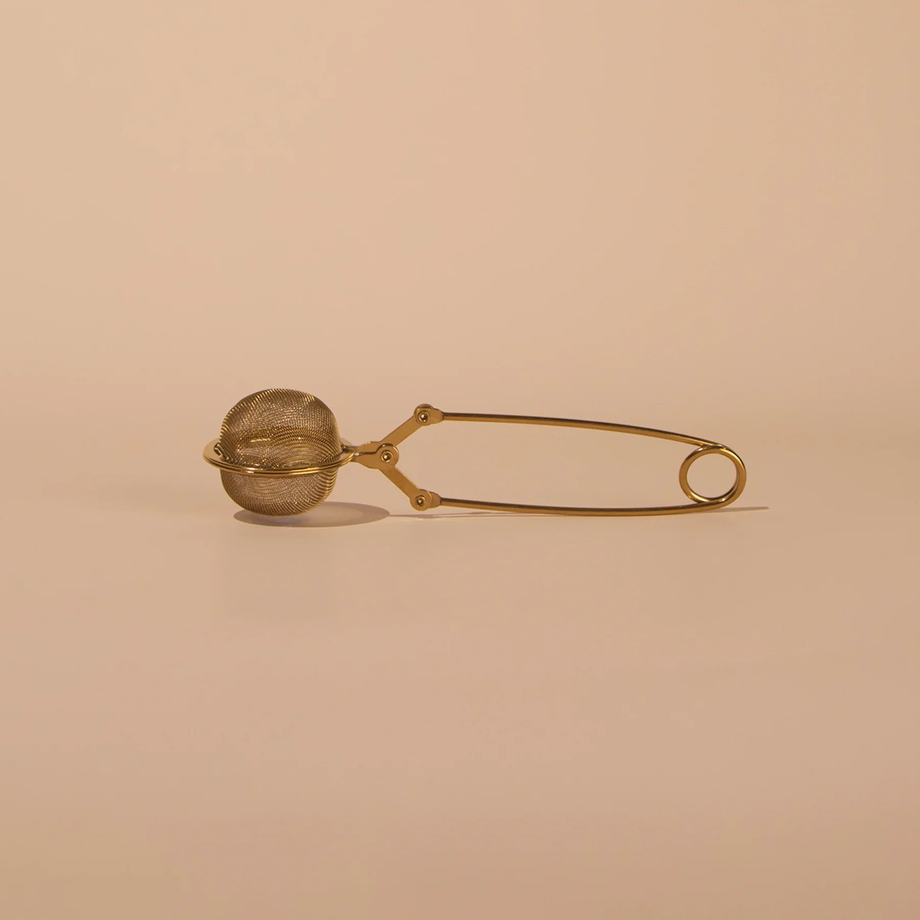 Accessories_TeaStrainer_Gold_Hero.png